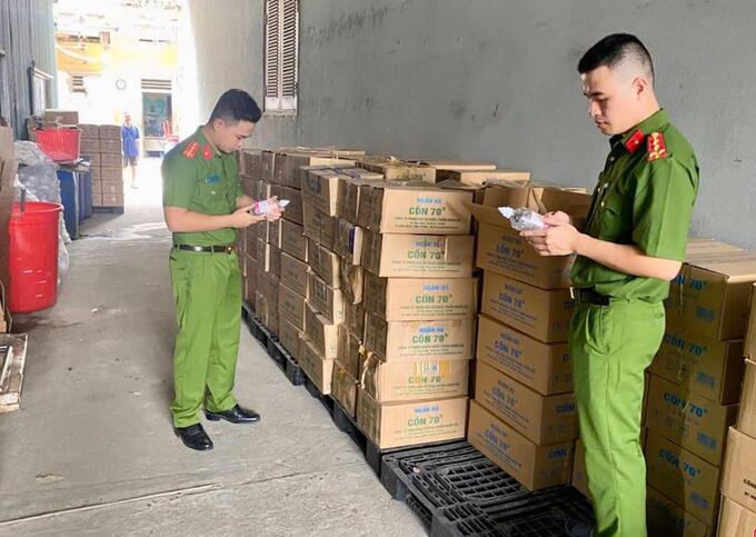 Lực lượng chức năng phát hiện, thu hồi cồn giả, cồn kém chất lượng.