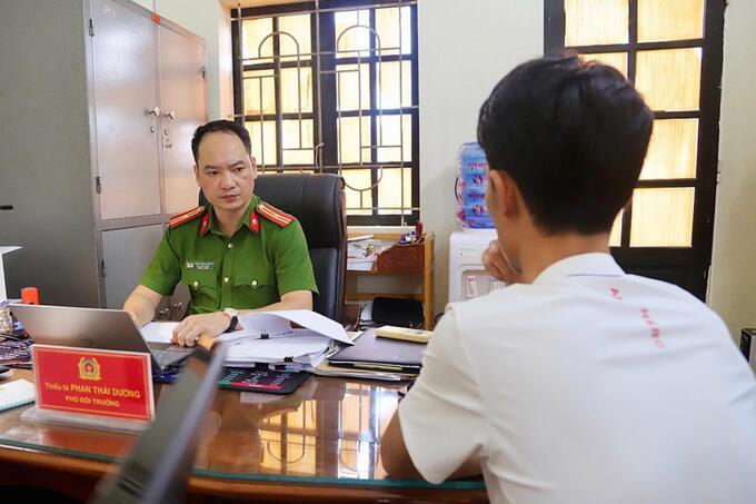 Cơ quan điều tra lấy lời khai của đối tượng.
