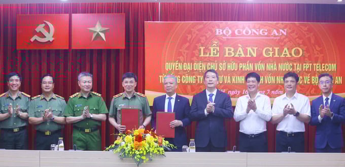 Đại diện Bộ Công an và SCIC ký kết bàn giao.