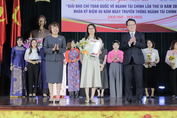 Thứ trưởng Trần Quốc Phương và Phó Cục trưởng Cục Báo chí bà Đặng Thị Phương Thảo trao giải C cho tác giả Trần Thị Thanh Phương.