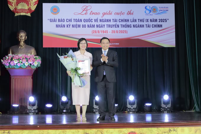 Bộ trưởng Nguyễn Văn Thắng trao giải Đặc biệt cho nhóm tác giả.