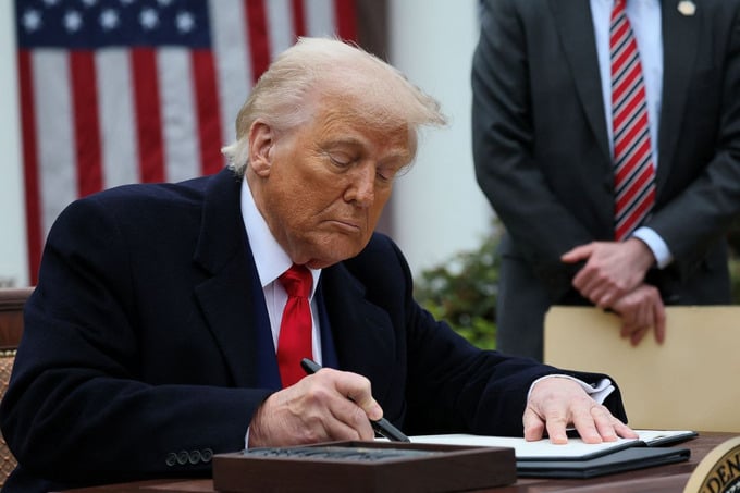 Ông Trump ký sắc lệnh áp thuế. (Ảnh minh họa)