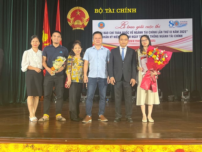 Bộ trưởng Bộ Tài chính và lãnh đạo, cán bộ phóng viên Tạp chí Tài chính doanh nghiệp tặng hoa chúc mừng tác giả đạt giải C.