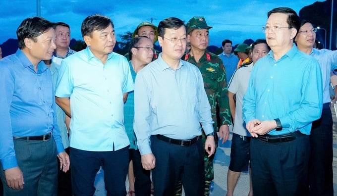 Phó Thủ tướng Mai Văn Chính và đoàn công tác đã đến thăm hỏi, động viên một số hộ dân bị ngập sâu trong lũ.