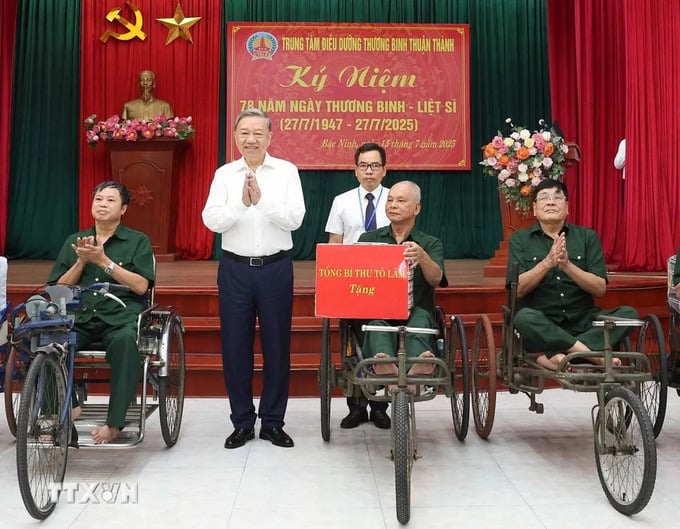 Tổng Bí thư Tô Lâm tặng qua cho các thương binh, bệnh binh ngày 15/7. (Ảnh: TTXVN)