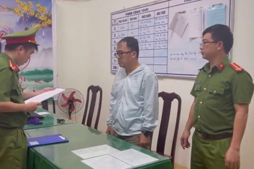 Cơ quan CSĐT Công an tỉnh Đắk Lắk tống đạt Quyết định khởi tố bị can.