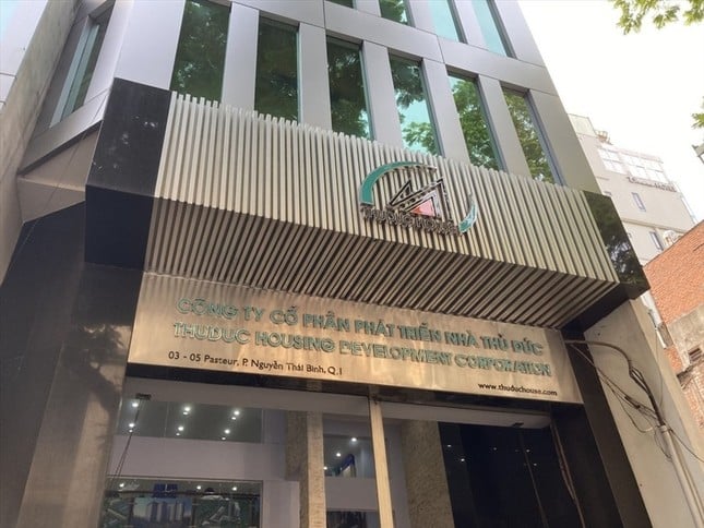 Mặc dù ghi nhận khoản lãi gần 19 tỷ đồng trong 6 tháng đầu năm 2025, TDH vẫn đang đối mặt với hàng loạt khó khăn tài chính nghiêm trọng. Trong đó, nổi bật là khoản lỗ lũy kế vượt 1.000 tỷ đồng, công nợ khó đòi lên đến hơn 430 tỷ đồng và nhiều vụ việc pháp lý chưa được giải quyết triệt để.