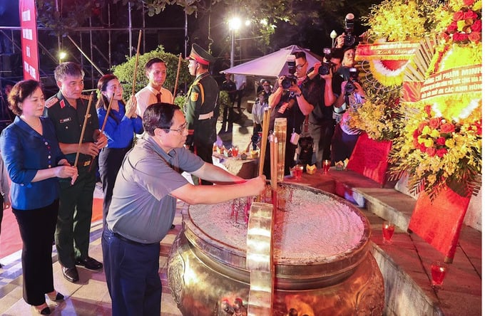 Thủ tướng Phạm Minh Chính dâng hương tri ân các Anh hùng liệt sĩ - Ảnh: VGP.