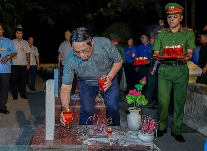 Thủ tướng Chính phủ Phạm Minh Chính thắp nến tri ân các Anh hùng liệt sĩ - Ảnh: VGP.