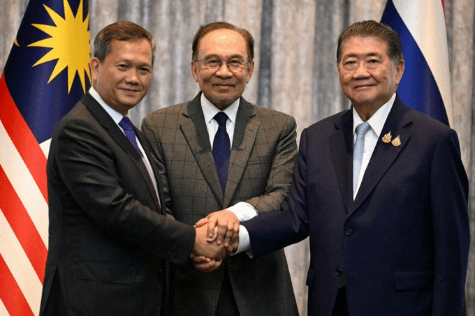 Thủ tướng Campuchia Hun Manet (trái), Thủ tướng Malaysia Anwar Ibrahim (giữa) và quyền Thủ tướng Thái Lan Phumtham Wechayachai (phải) tại họp báo chiều 28/7. Ảnh: AFP