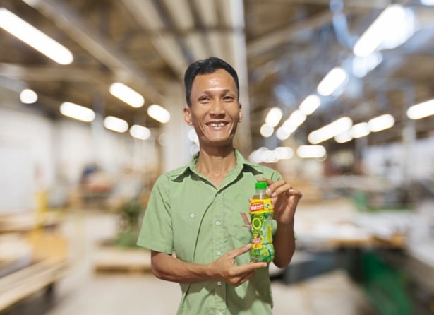 Anh Nguyễn Xuân Trung may mắn trúng giải Nhất trị giá 100 triệu đồng từ chương trình khuyến mãi “Không Độ, hè không stress”.