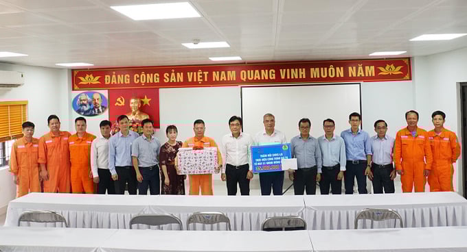 Ban Lãnh đạo, Công đoàn Công ty động viên người lao động thực hiện công trình đại tu tổ máy S1.