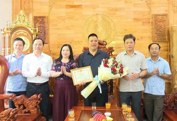 Lãnh đạo UBND phường Nam Đông Hà, tỉnh Quảng Trị khen thưởng ô Văn Tiến Lực tặng đất cho dự án đường tránh phía Đông, thành phố Đông Hà.