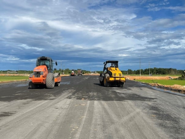 Các nhà thầu đang thi công dự án đường tránh phía Đông, thành phố Đông Hà.