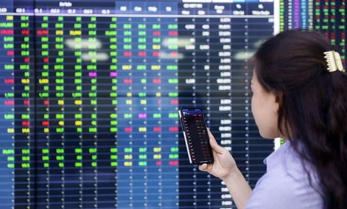 Số lượng tài khoản chứng khoán mở mới tại Việt Nam tăng vọt trong bối cảnh VN-Index vượt đỉnh lịch sử.