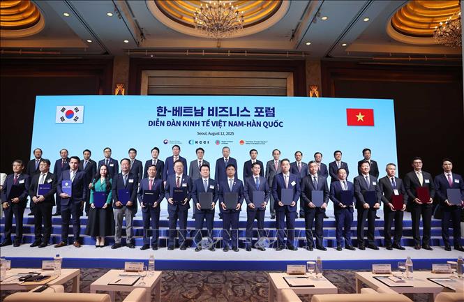 Tổng Bí thư Tô Lâm và Thủ tướng Hàn Quốc Kim Min Seok chứng kiến các đơn vị, doanh nghiệp trao thoả thuận hợp tác. (Ảnh: TTXVN)