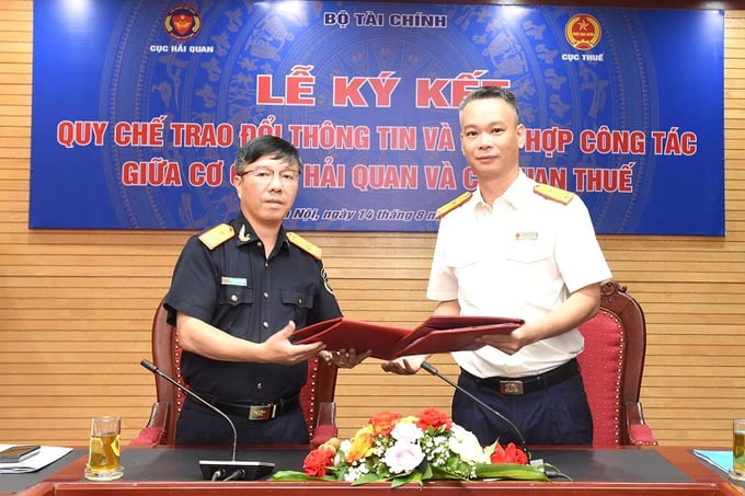 Phó cục trưởng Cục Hải quan Lưu Mạnh Tưởng và Phó cục trưởng Cục Thuế Vũ Mạnh Cường.