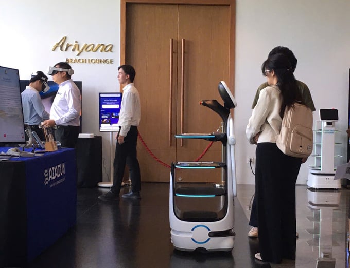 khách hàng trải nghiệm robot phục vụ dịch vụ, kính VR Meta tích hợp