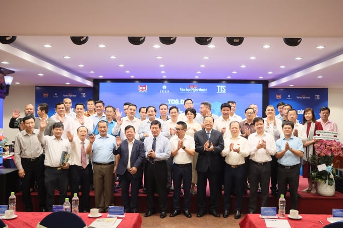 Các diễn giả cùng khách mời chụp ảnh lưu niệm sau buổi tọa đàm.