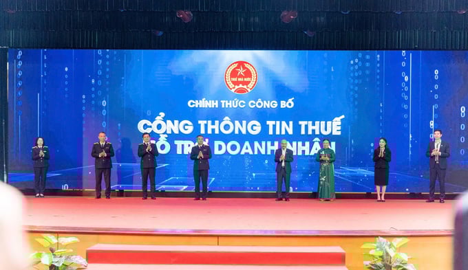 Cục trưởng Cục Thuế Mai Xuân Thành, các Phó cục trưởng, Chủ tịch Hội Tư vấn Thuế Việt Nam Nguyễn Thị Cúc và đại diện doanh nghiệp bấm nút công bố Cổng thông tin thuế hỗ trợ doanh nhân.