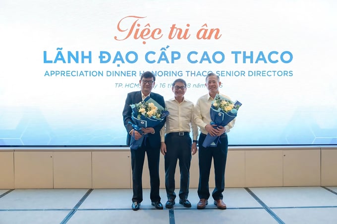 Chủ tịch Trần Bá Dương trao hoa tri ân Tổng giám đốc Phạm Văn Tài và Giám đốc cấp cap phụ trách Văn hóa - Truyền thông Nguyễn Một về hưu.