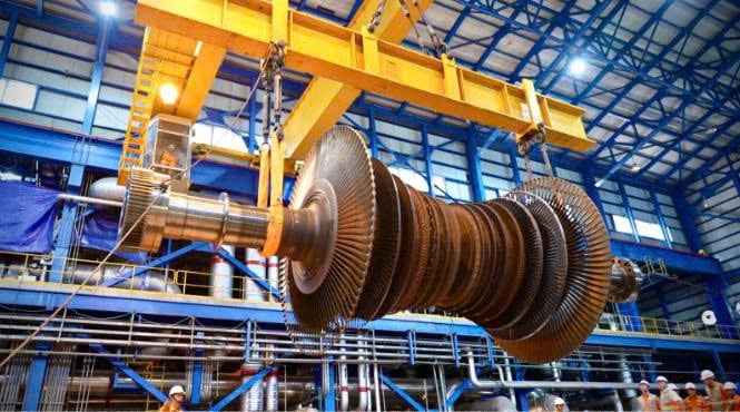 Nhóm công tác tháo và cẩu rotor turbine hạ áp ra ngoài để kiểm tra và bảo dưỡng