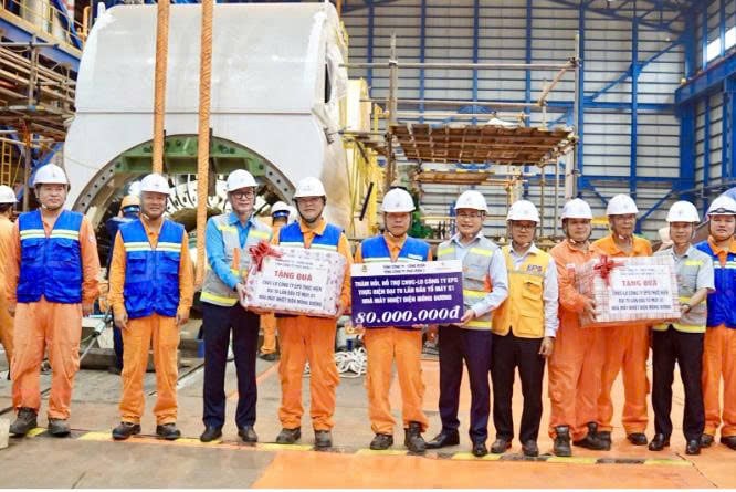 Lãnh đạo EVNGENCO3 trao quà động viên người lao động Công ty EPS, Nhiệt điện Mông Dương tại công trường đại tu tổ máy S1