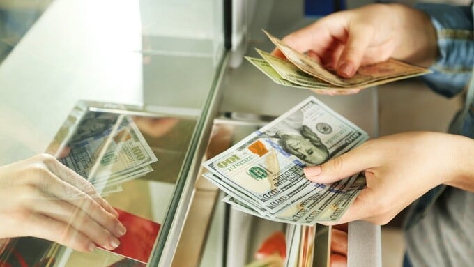 Chuyển tiền từ 1.000 USD tại Trung tâm Tài chính phải báo cáo.