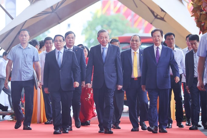Tổng Bí thư Tô Lâm, Thủ tướng Chính phủ Phạm Minh Chính, nguyên Thủ tướng Chính phủ Nguyễn Tấn Dũng cùng các đại biểu tới dự lễ khởi công, khánh thành 250 công trình. (Ảnh: VGP)