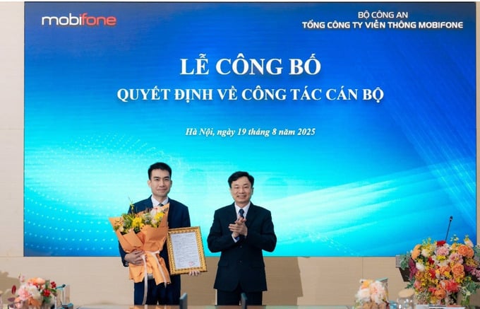 Ông Trần Đức Thành sinh năm 1989 (bìa trái) được bổ nhiệm giữ chức vụ Phó tổng giám đốc Tổng công ty Viễn thông MobiFone.