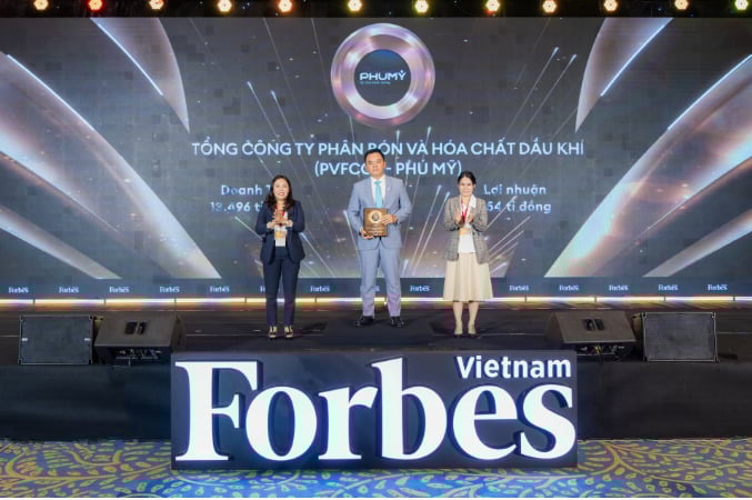 Ông Nguyễn Xuân Hòa – Chủ tịch HĐQT Phú Mỹ - PVFCCo nhận Danh hiệu Top 50 công ty niêm yết tốt nhất Việt Nam 2025.