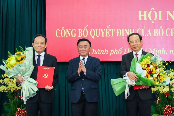Thường trực Ban Bí thư Trần Cẩm Tú trao quyết định cho ông Trần Lưu Quang và ông Nguyễn Văn Nên.