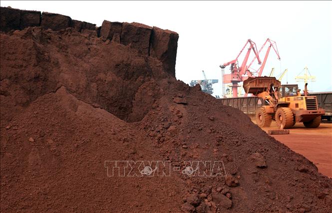 Đất hiếm chuẩn bị được đưa đi xuất khẩu tại Liên Vân Cảng, tỉnh Giang Tô, Trung Quốc. (Ảnh: AFP/TTXVN)