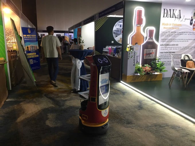 Robot lễ tân di động trong khu triển lãm để phục vụ khách tham quan
