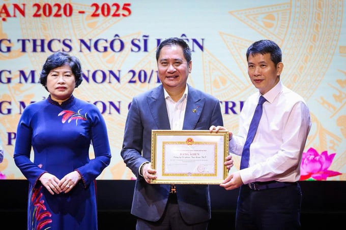 Ông Mai Xuân Sơn, Tổng Giám đốc T&T Group thay mặt Tập đoàn nhận bằng khen tại sự kiện.