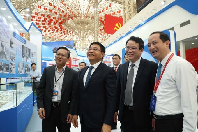 Bộ trưởng Bộ Tài chính Nguyễn Văn Thắng (thứ 2 từ trái sang), Thứ trưởng Bộ Tài chính Trần Quốc Phương và lãnh đạo các đơn vị của Bộ Tài chính tại Khu trưng bày Kiến tạo và phát triển. (Ảnh: Thời báo Tài chính Việt Nam)