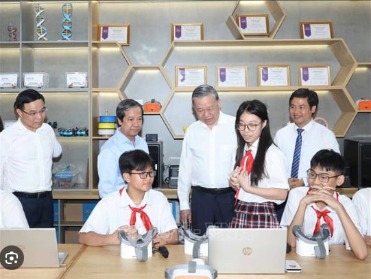 Tổng Bí thư thăm phòng thực hành giáo dục STEM của Trường THCS Cầu Giấy - Ảnh: TTXVN.