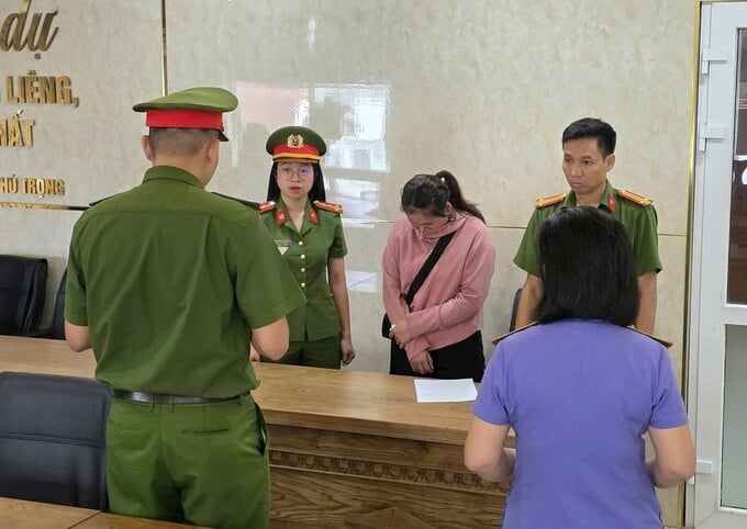 Cảnh sát đọc lệnh khởi tố, bắt tạm giam đối với Duyên. (ảnh CA)