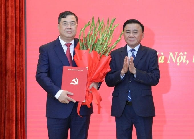 Thường trực Ban Bí thư Trần Cẩm Tú trao quyết định và tặng hoa chúc mừng ông Phạm Gia Túc - Ảnh: Cổng thông tin điện tử Đảng Cộng sản Việt Nam.