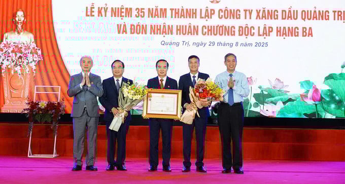 Thừa uỷ quyền Chủ tịch nước, đ/c Nguyễn Đăng Quang – Phó Bí thư tỉnh uỷ - Chủ tịch HĐND Quảng Trị và đ/c Trần Ngọc Năm - Thành viên HĐQT - Phó TGĐ Tập đoàn xăng đầu Việt Nam trao Huân chương Độc lập hạng Ba cho Công ty xăng dầu Quảng Trị.