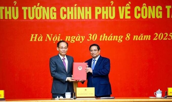 Thủ tướng Phạm Minh Chính trao quyết định cho ông Lê Hoài Trung.