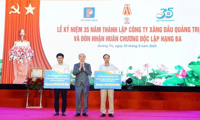 Ông Trân Ngọc Năm – Thành viên HĐQT – Phó TGĐ Tập đoàn xăng dầu Viêt Nam trao hỗ trợ 1,8 tỷ đồng để xây dựng 30 ngôi nhà cho hộ nghèo tại xã Cồn Tiên và xã Gio Linh.
