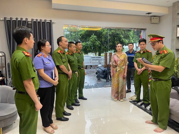 Cơ quan công an khởi tố Phạm Thị Hương Giang (vợ của ông trùm Vi ngộ) về tội trốn thuế.