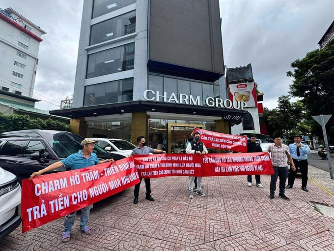Khách hàng đầu tư dự án Charm Resort Hồ Tràm căng băng rôn ngay tại trụ sở Charm Group hồi cuối tháng 7/2025