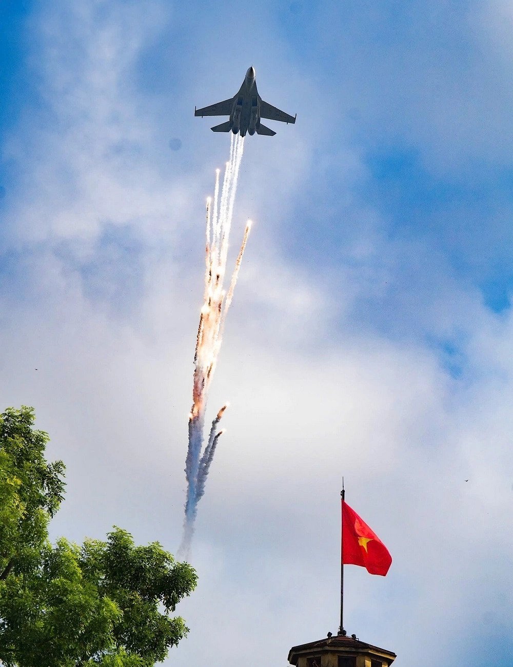 Không quân nhân dân Việt Nam có bay chào mừng với 30 máy bay gồm trực thăng Mi, tiêm kích Su-30MK2, tiêm kích đa năng Yak-130, máy bay huấn luyện L-29NG, vận tải cơ Casa.
