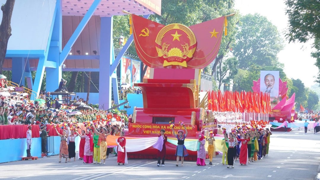 Lực lượng tham gia diễu binh, diễu hành chia thành 87 khối, gồm 4 khối nghi trượng; 13 khối quần chúng; 22 khối quân đội; 3 khối dân quân, du kích; 17 khối công an; 14 khối xe, pháo quân sự; 9 khối xe đặc chủng công an và khối hồng kỳ.
