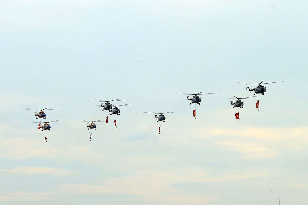 Không quân nhân dân Việt Nam có bay chào mừng với 30 máy bay gồm trực thăng Mi, tiêm kích Su-30MK2, tiêm kích đa năng Yak-130, máy bay huấn luyện L-29NG, vận tải cơ Casa.