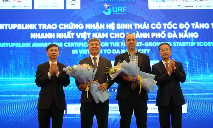 Tp. Đà Nẵng nhận chứng nhận Hệ sinh thái tăng trưởng nhanh nhất Việt Nam năm 2025 tại Ngày hội Khởi nghiệp đổi mới sáng tạo Tp. Đà Nẵng - SURF 2025