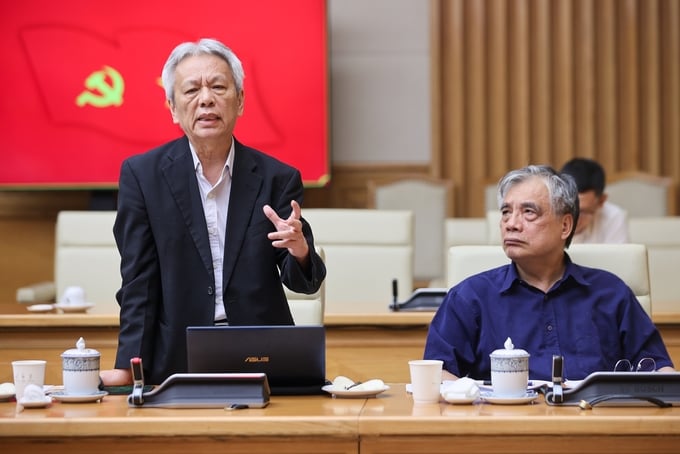 Tiến sĩ Nguyễn Sĩ Dũng, nguyên Phó chủ nhiệm Văn phòng Quốc hội, Thành viên Hội đồng Tư vấn chính sách phát biểu.