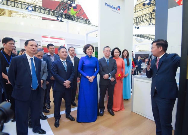 Lãnh đạo Ngân hàng Nhà nước tham quan trải nghiệm tại gian hàng VietinBank.